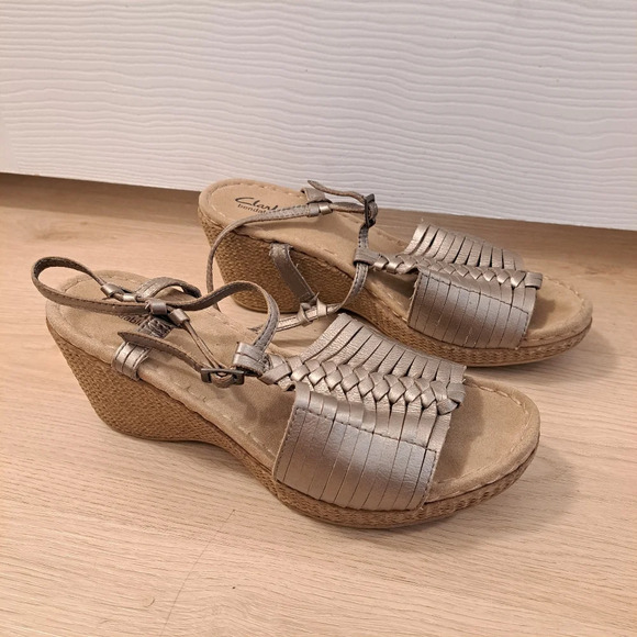 Clarks Bendables Silver Woven Wedge Adjustable Comfortable Neutral Sandals Sz 9 - Picture 1 of 10